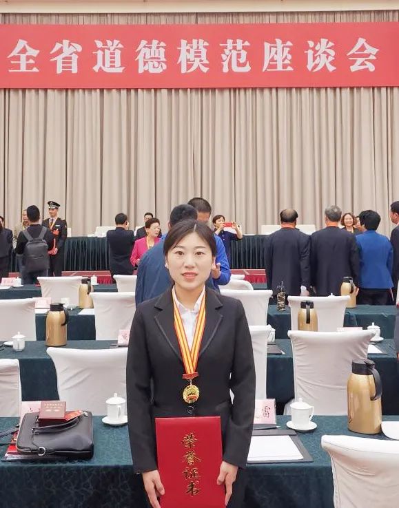 任纪兰现为山东省淄博市沂源县东里镇福禄坪小学教师.