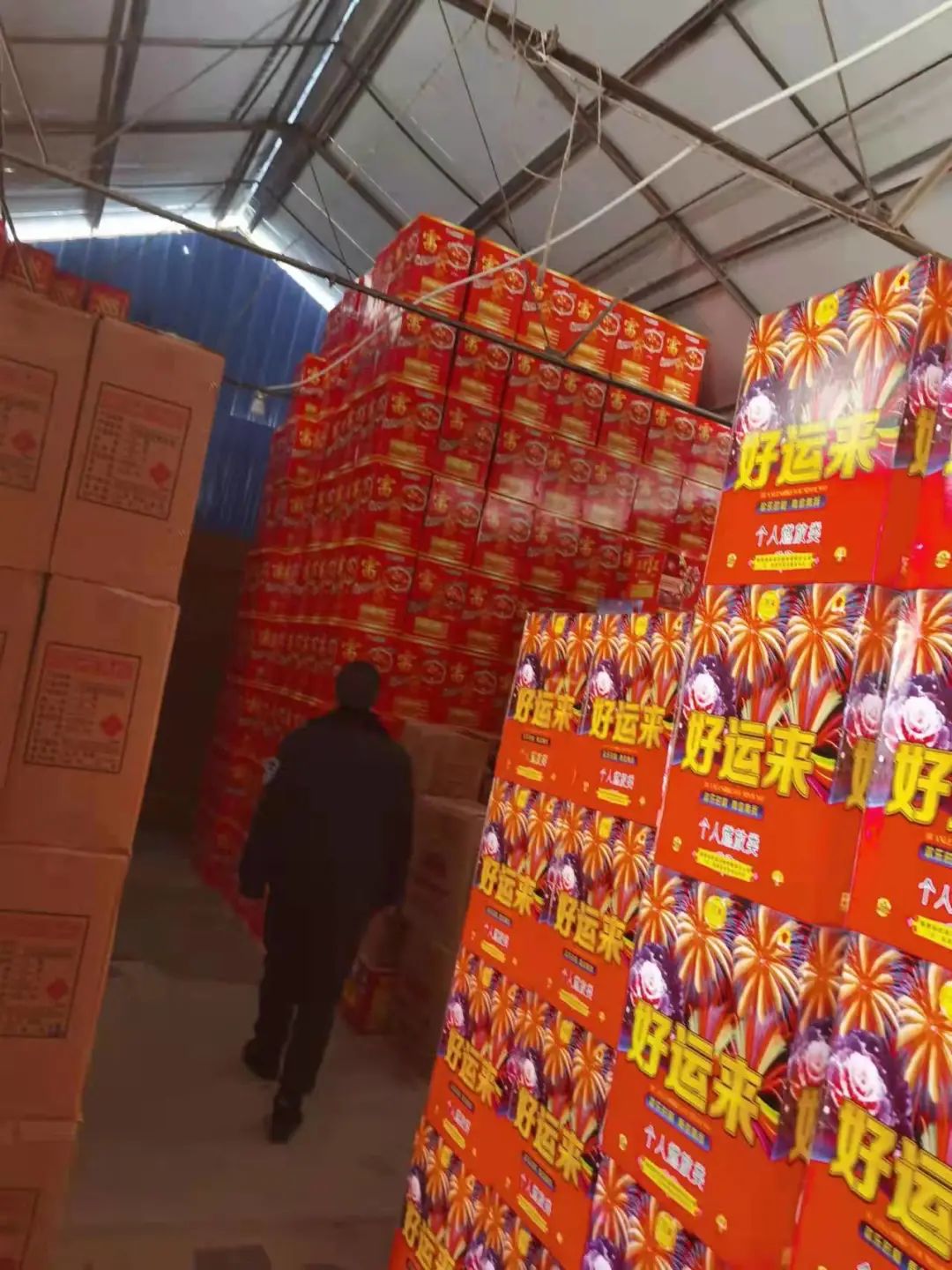 找堵防专项行动9207件监利警方查获一非法储存烟花爆竹仓库