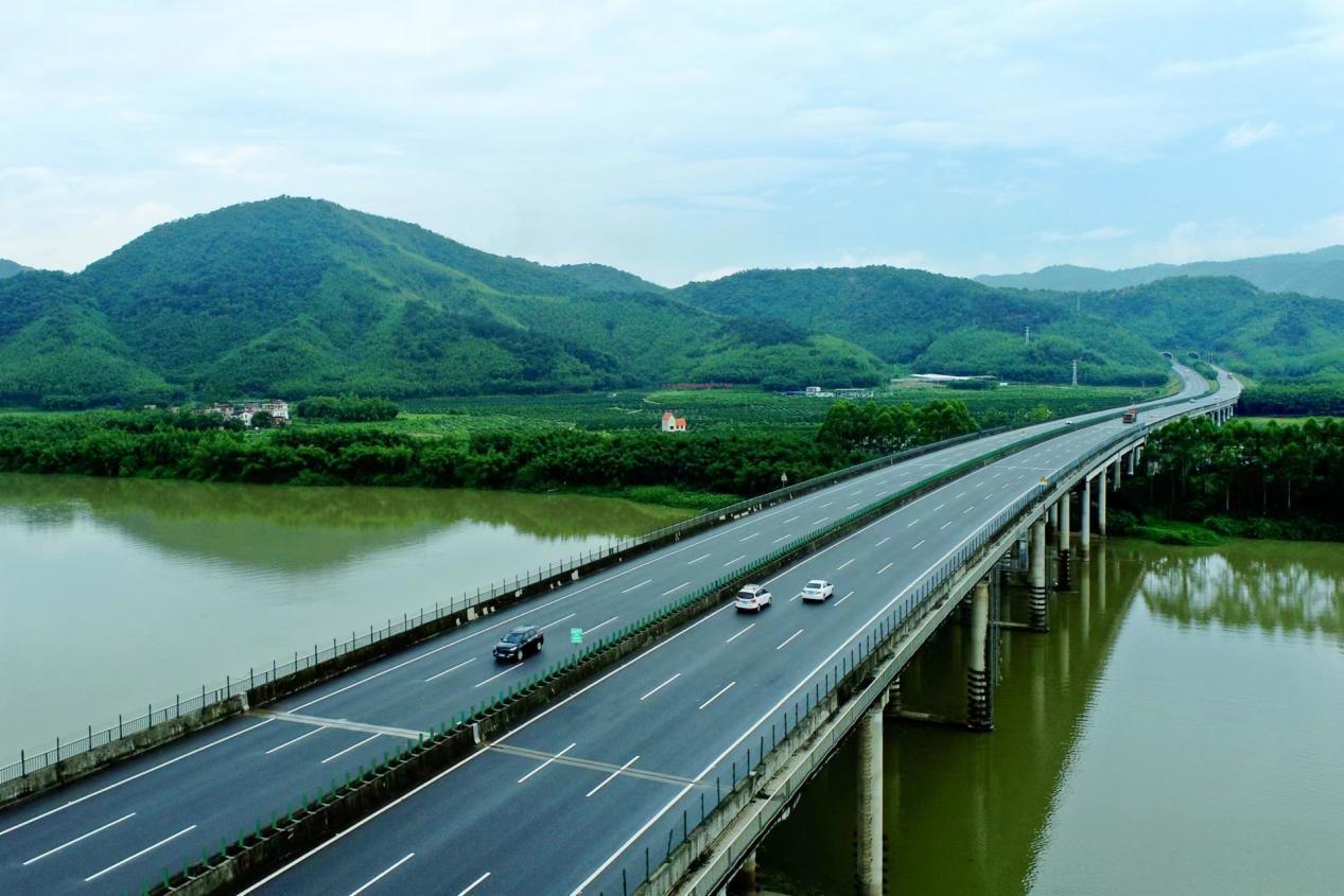 广贺高速预计国庆假期全线出口车流量167万辆,建议市民错峰出行