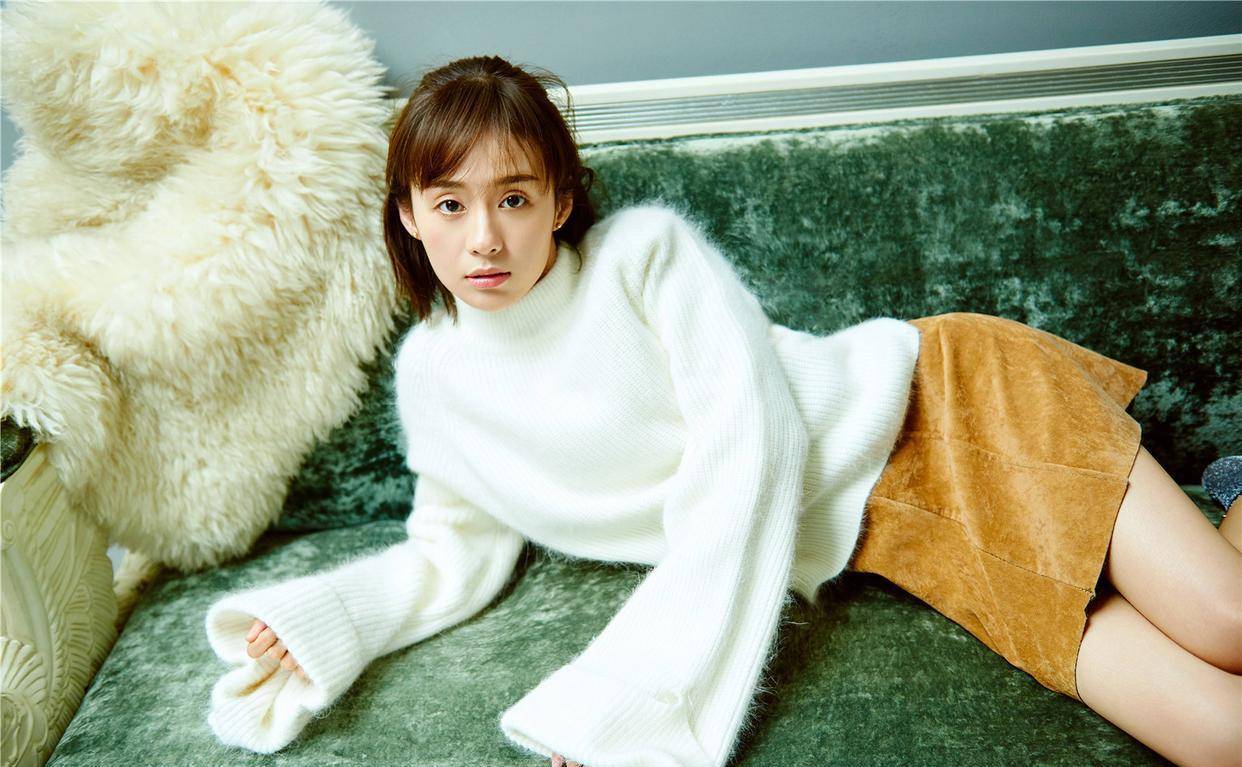 郑合惠子蓝色抹胸透视纱裙纯欲写真,五官精致甜美,漫画腿超吸睛