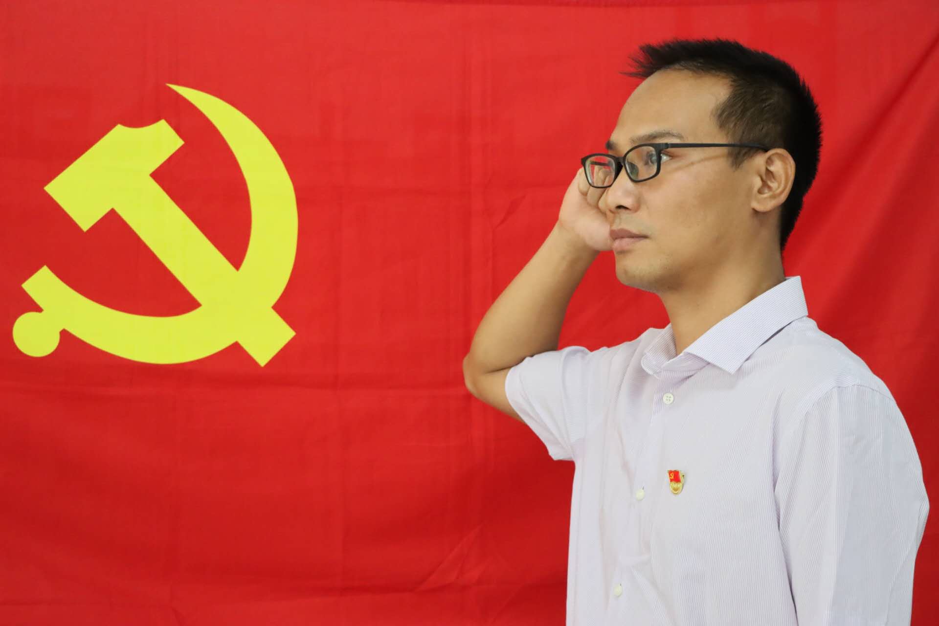库尔勒市融媒体中心:我们与党旗合影 彰显党员风采