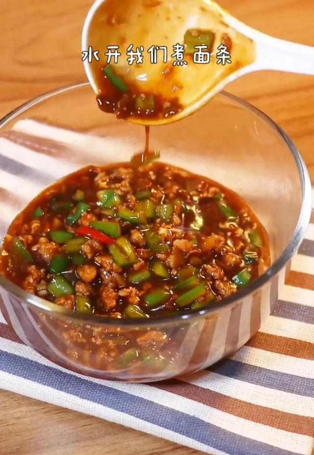 青椒肉酱面真的很好吃,每次做都吃光光真香!赶紧学会安排起来吧