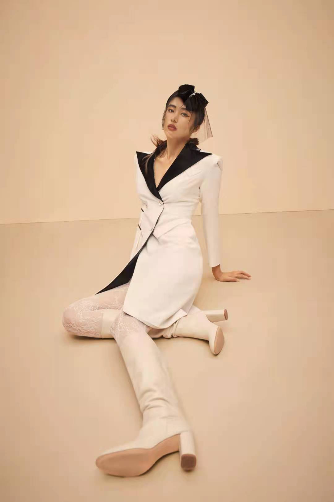 女足最美门将赵丽娜写真,黑头纱白丝袜,皮风衣长筒靴御姐范十足