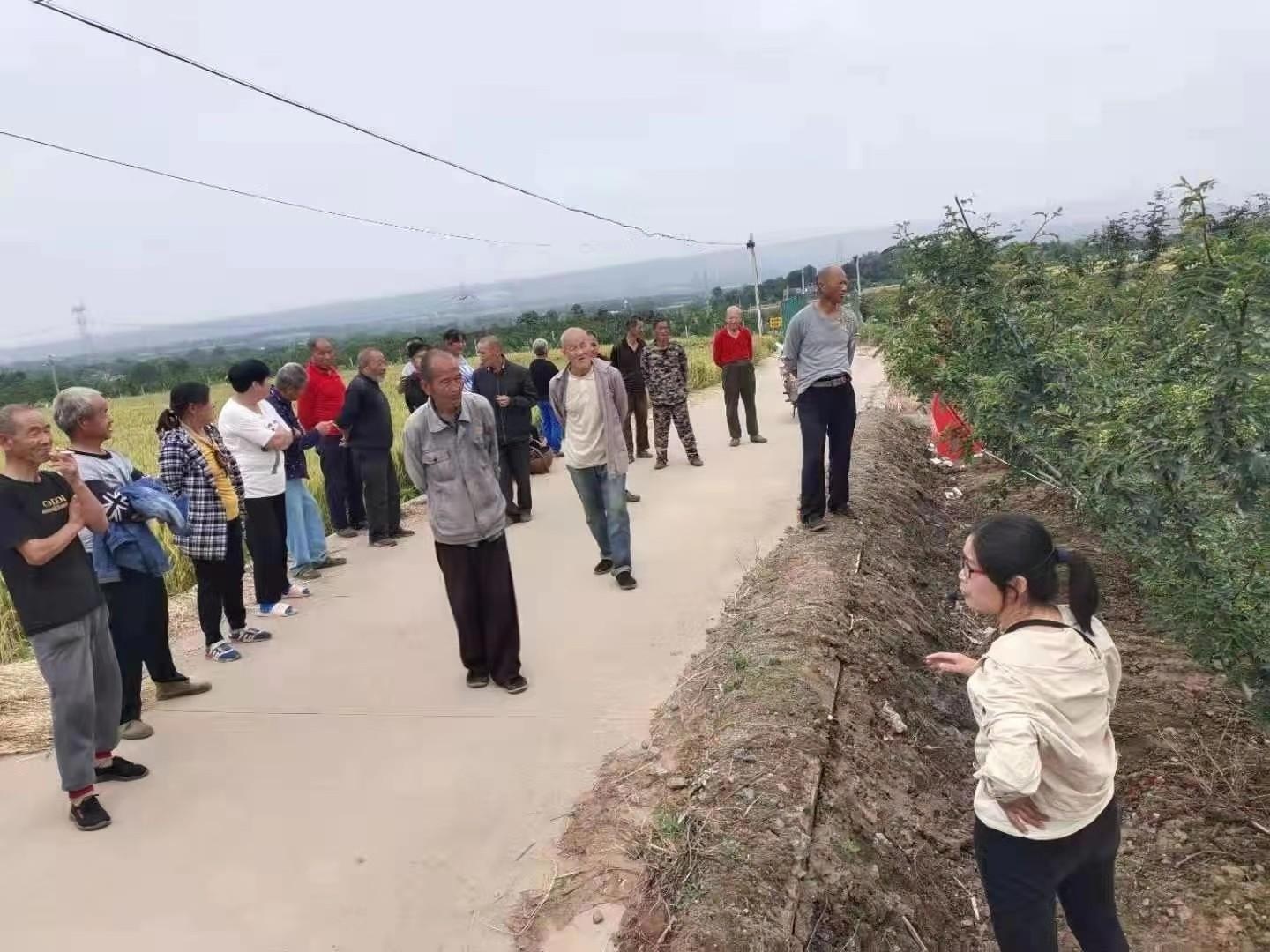 渭南市华州区高塘镇小村群众为区自然资源局派驻"第一书记"送锦旗