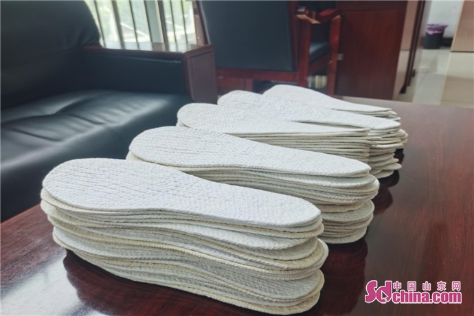 淄博:耄耋老人手缝50双鞋垫送消防员