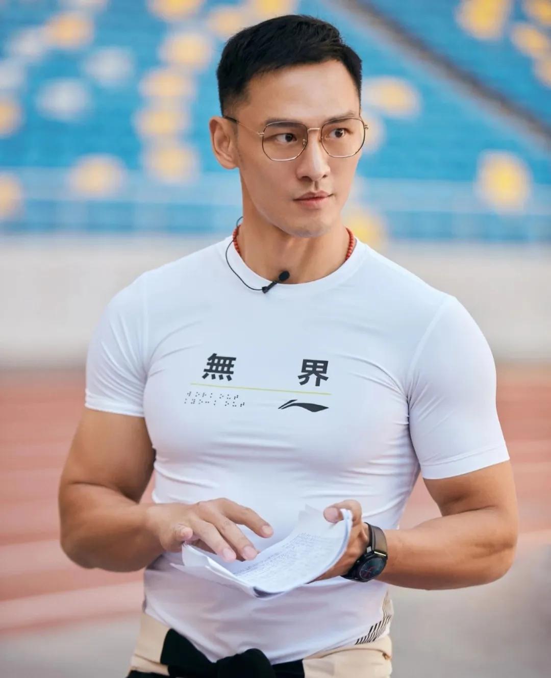 38岁的"健身达人"顾又铭,主业教练副业演员,肌肉线条十分明显