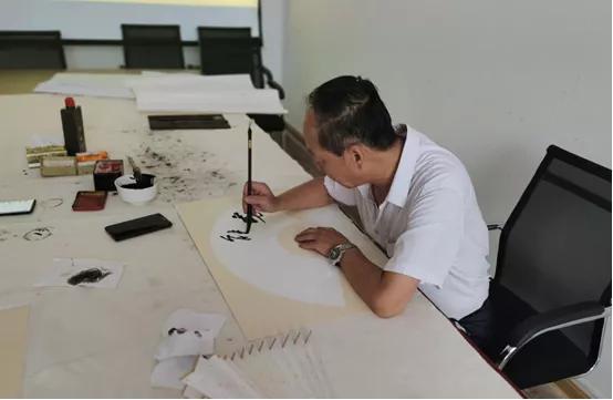 三原县李海波:一笔一划书写俊逸人生 一撇一捺尽是洒荡心境