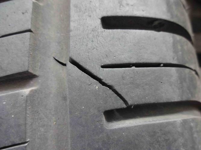轮胎中间沟槽裂缝了有事吗?