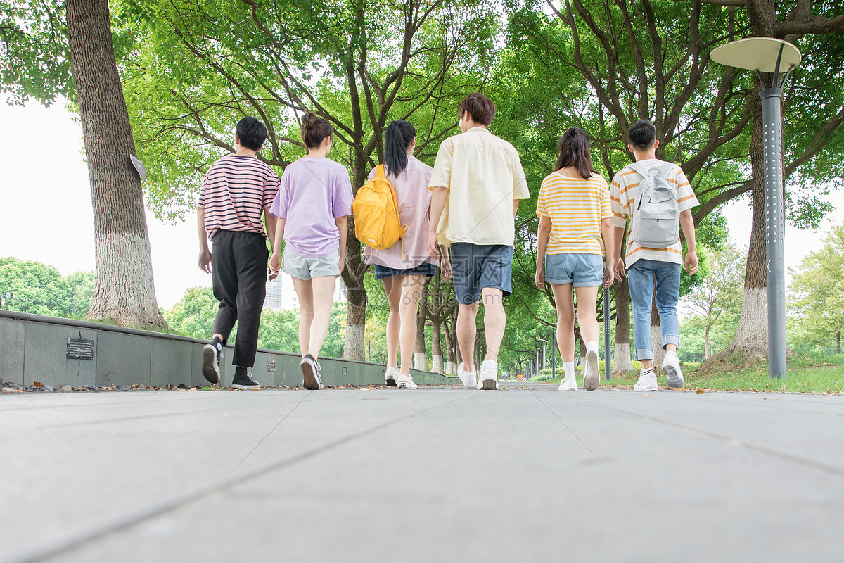 云南一女大学生朝男生宿舍喊话"示爱,遭集体灭灯,网友乐开花