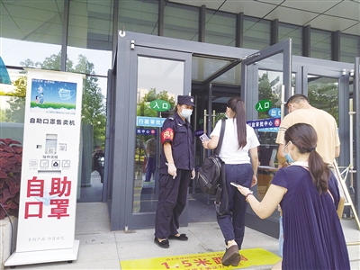 南阳市民积极配合,公共场所,社区防控有力