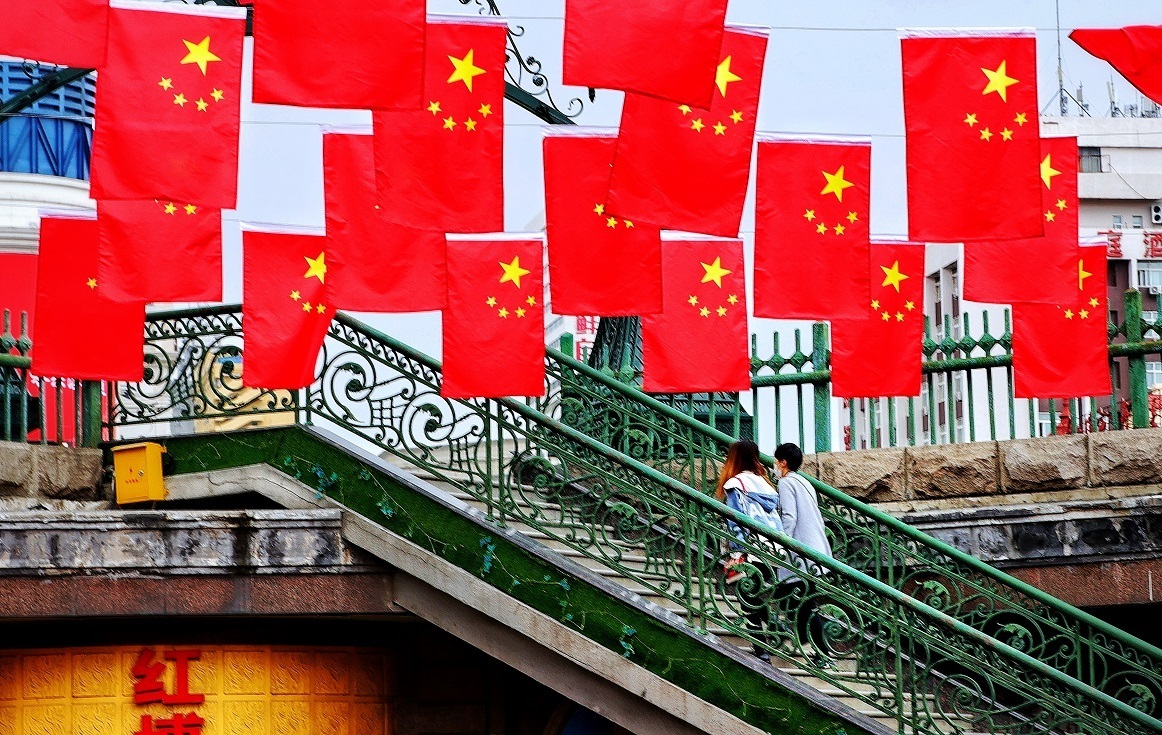 挂国旗迎国庆 哈尔滨市街头洋溢"中国红"