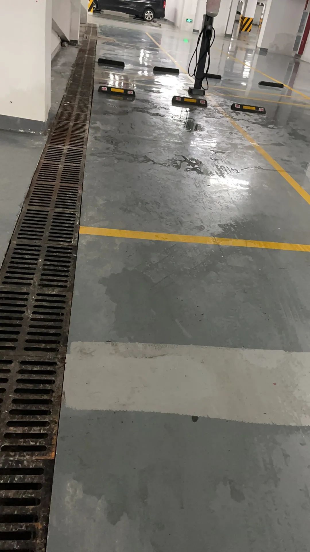 「热线188」地下车位一部分被排水沟占据,业主停车,充电都不方便