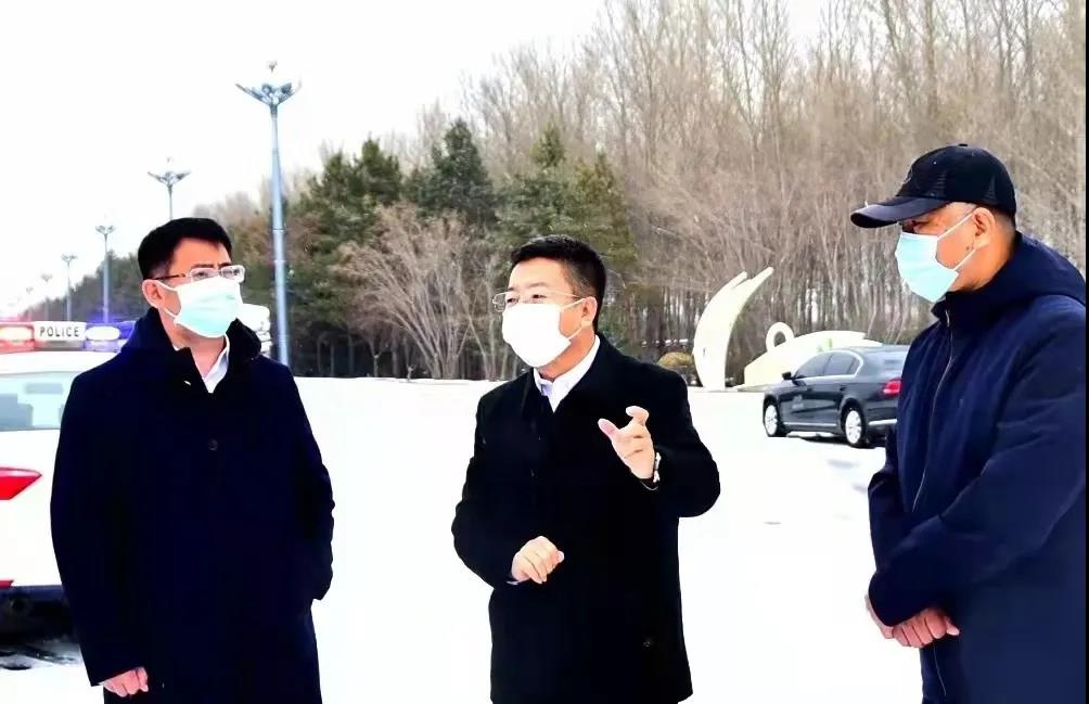 孙恒义深入市区检查交通卡口疫情防控暨市区清雪工作