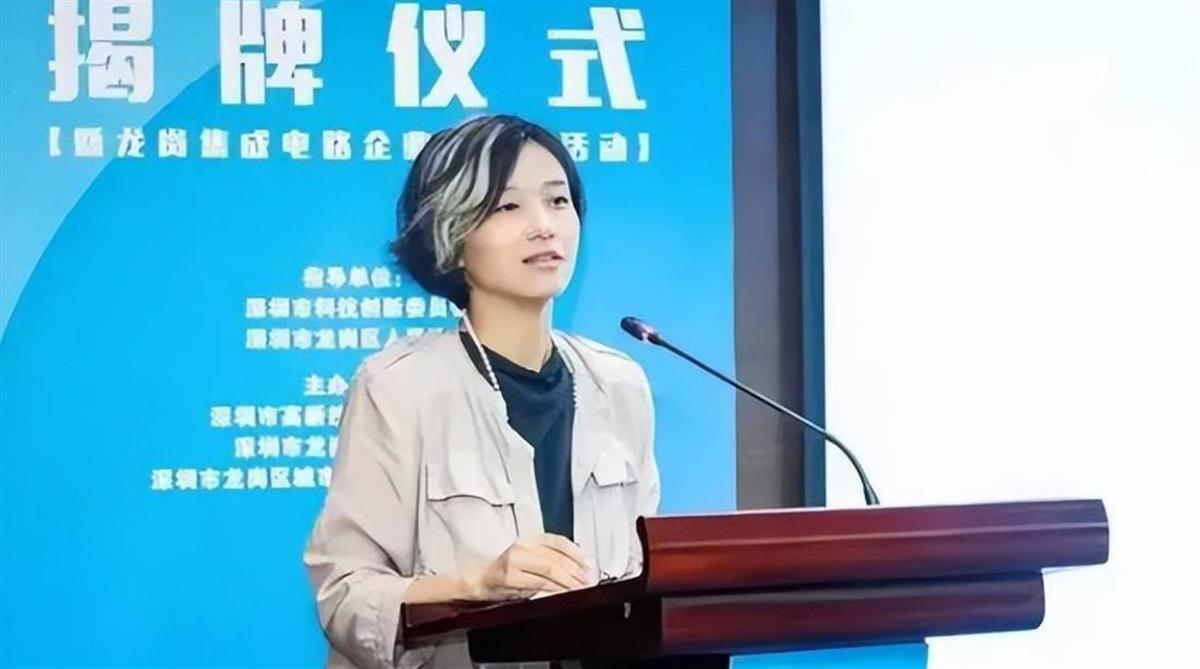 深圳女副区长额头一撮白发引关注，政府办回应：不是挑染