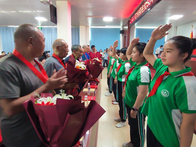 龙口市新嘉街道为光荣在党50年老党员颁发纪念章