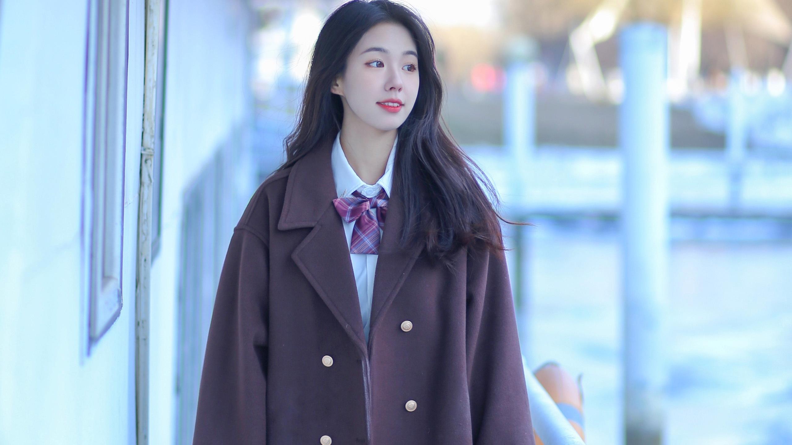 每日图集(40),微凉冬季身着白衬衣西装短裤的美女学院风系列