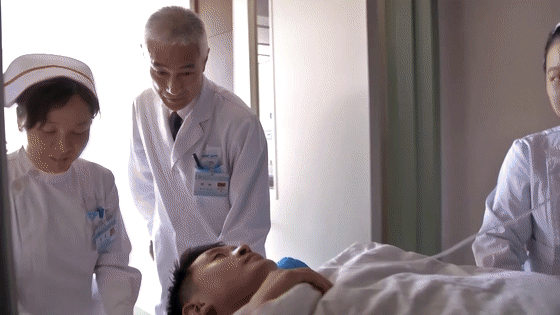 空中遇险,腰椎爆裂性骨折……419天后,他驾机成功降落辽宁舰!