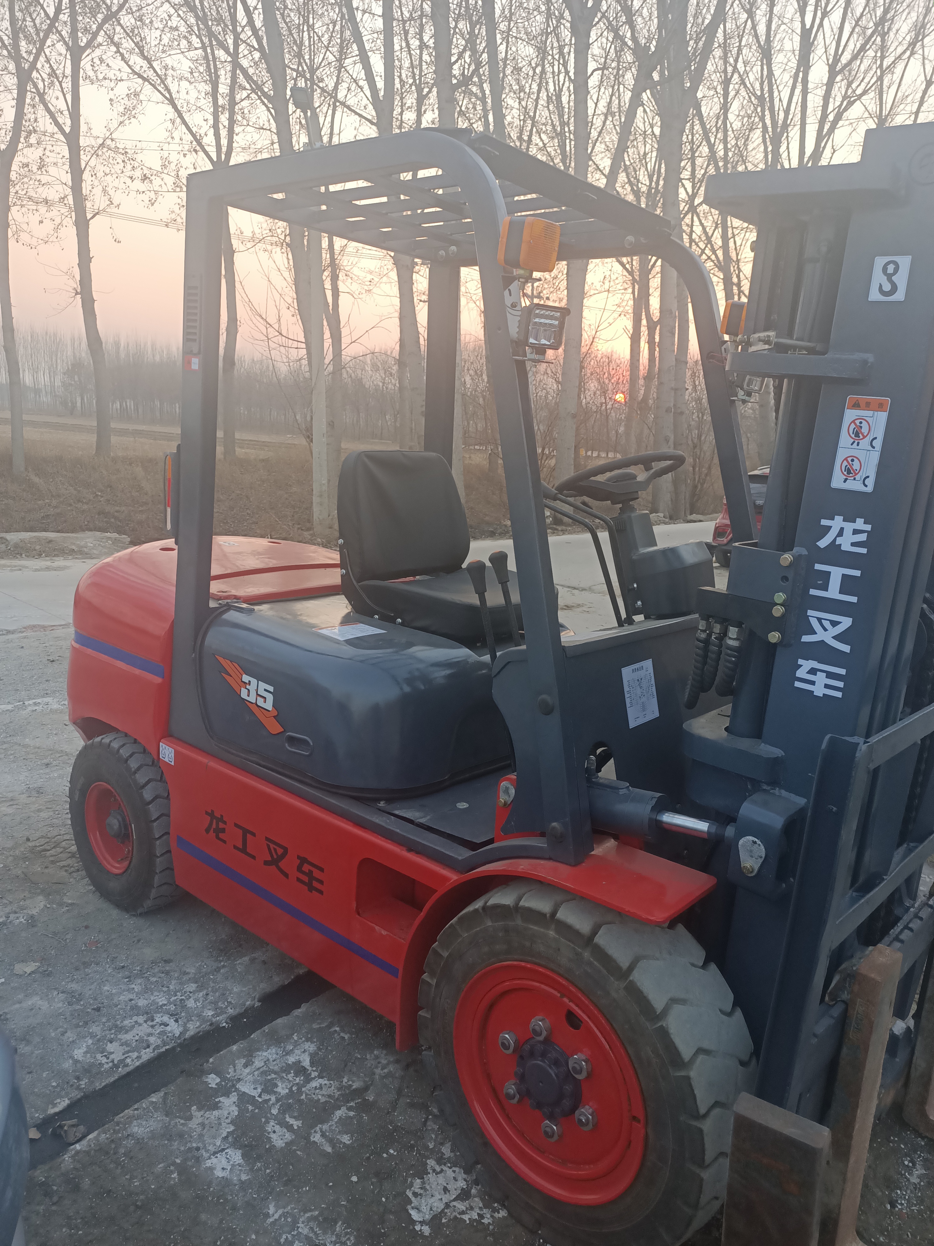 转让新车状态的龙工三吨半三级掏箱四米五