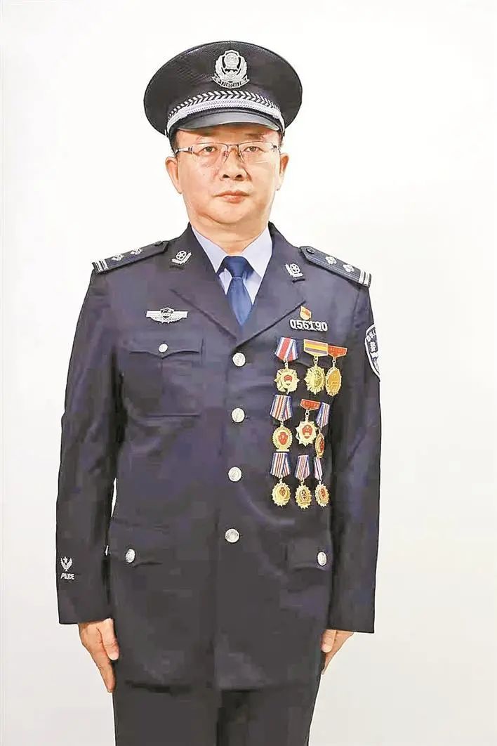 卢怀农,1995年入警,现任深圳市公安局福田分局八卦岭派出所教导员,他