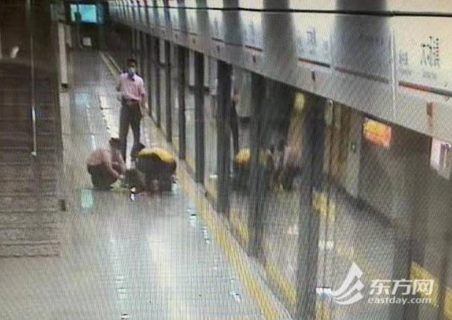 7号线大场镇站一乘客突发癫痫 工作人员与热心市民联手"营救"