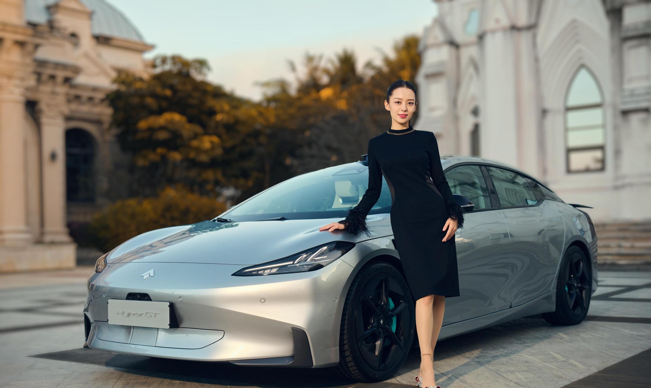 上海车展是全球汽车行业的盛会,它为参展商和观众提供