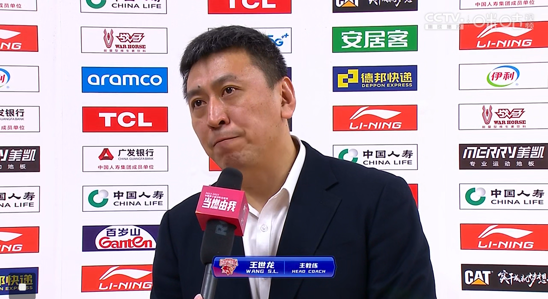 王世龙进场斥责cba裁判!杨鸣也在生闷气