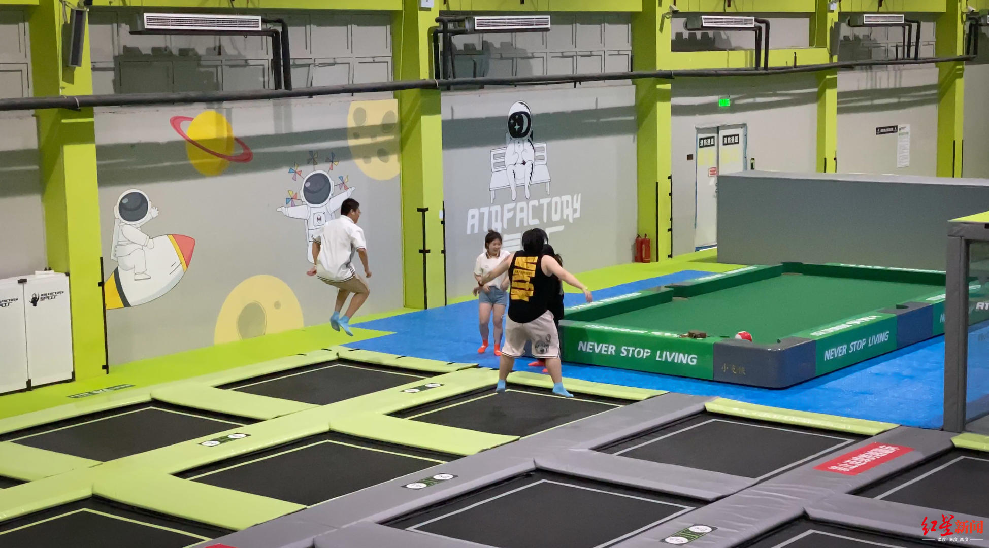 探访成都蹦床馆:进场签安全协议,曾有人骨折