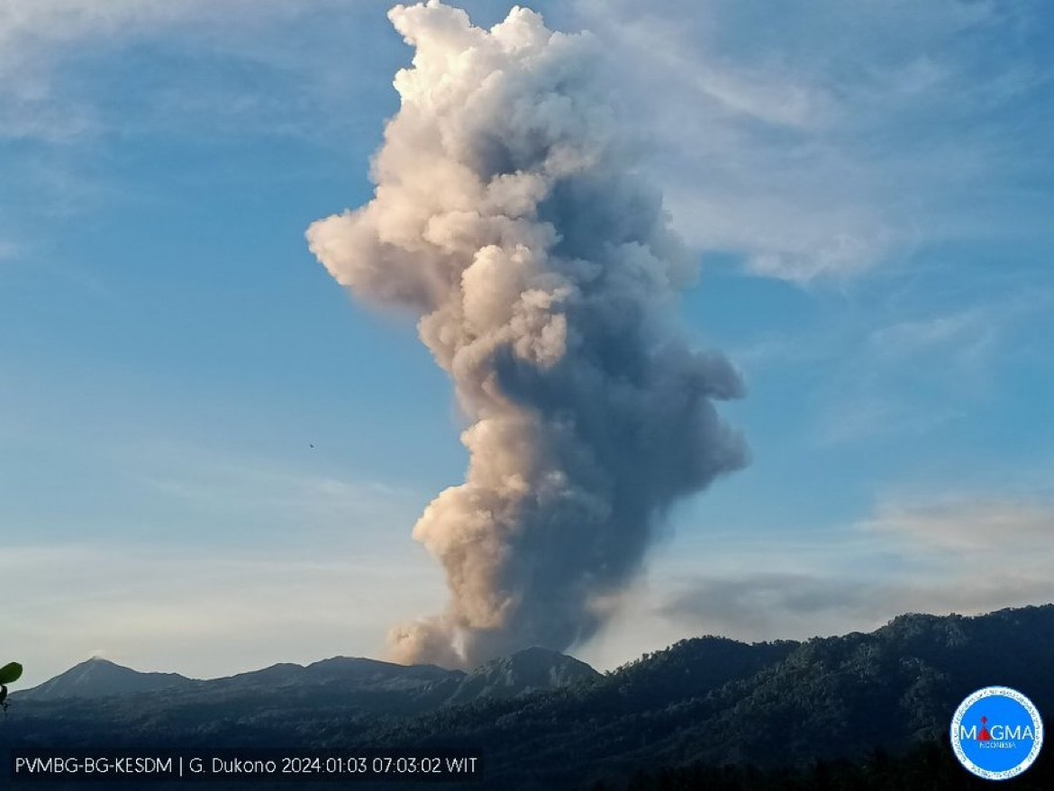 印尼杜科诺火山喷发 火山灰柱达4000米