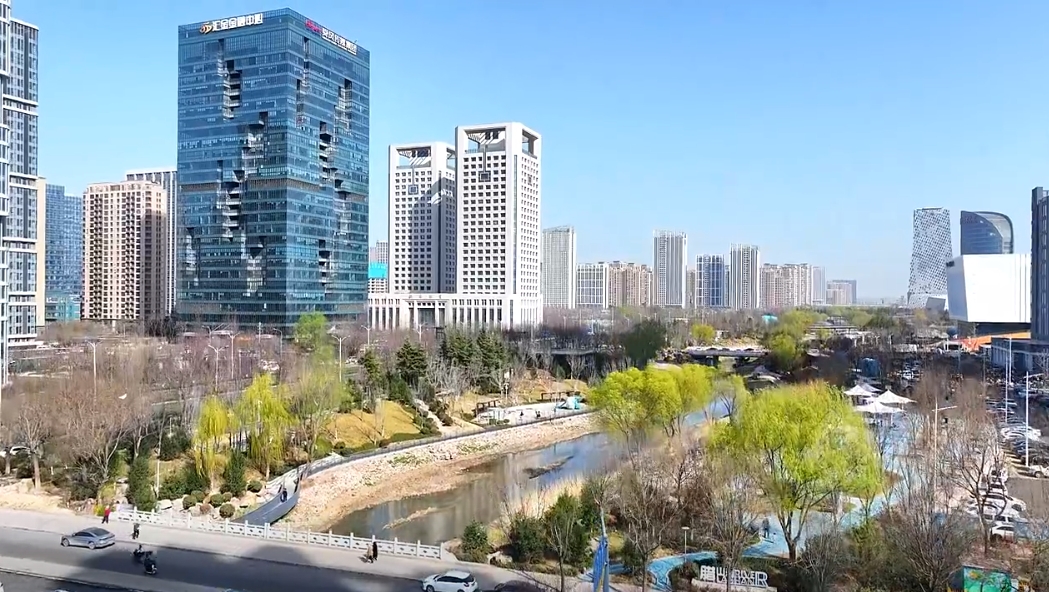 济南腊山河迎来改造后的首个春天,河道两岸全线披绿