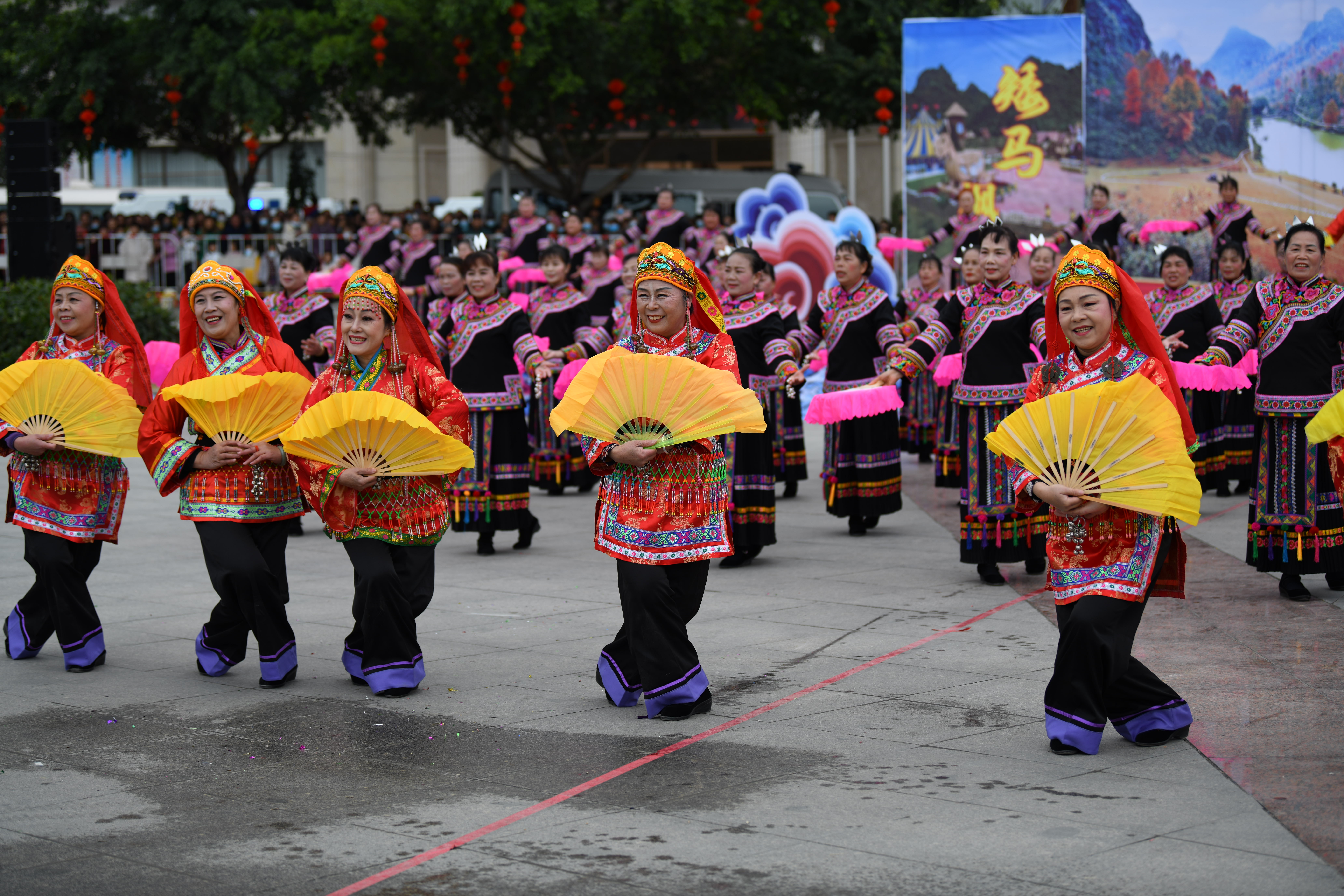 壮家儿女展民俗遗风,欢度广西德保红枫文化旅游观赏月