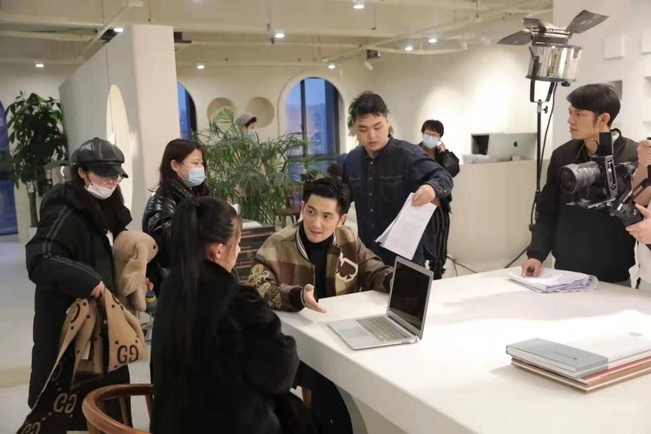 竖屏剧《我对导演下手了》热拍 武艺杰上演霸道导演爱上我