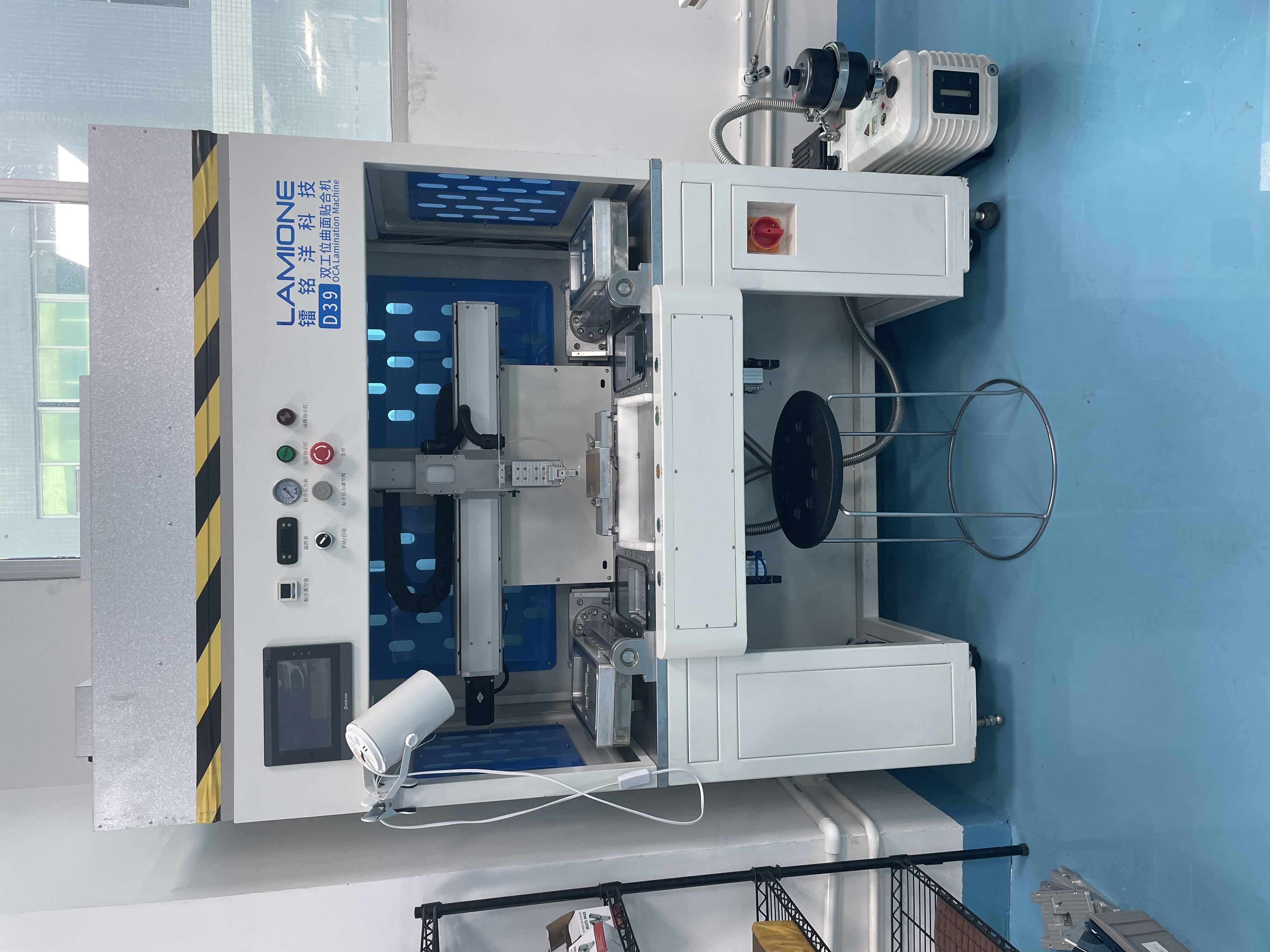 有了曲面屏贴合机加持,跟了20年的老师傅再也不敢随便旷工了了