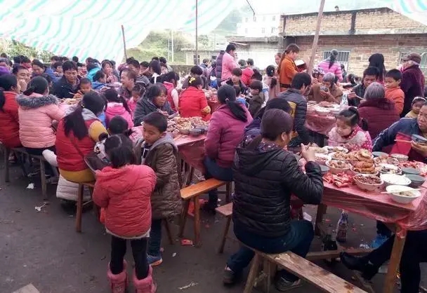 在农村吃大席,为什么不能跟妇女坐一桌?她们有什么可怕之处?