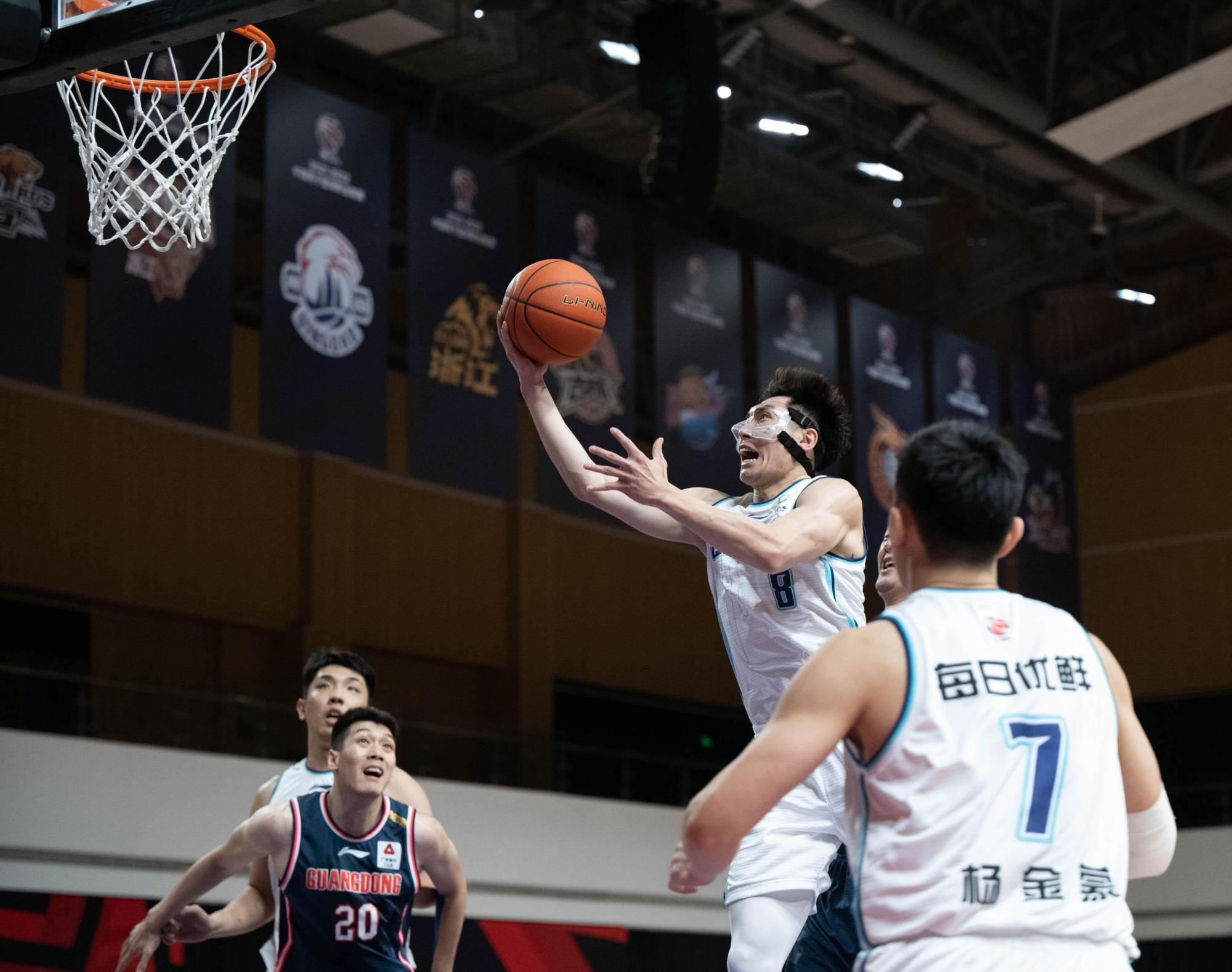 籃球——cba第一階段:廣東東莞大益隊勝青島每日優鮮隊