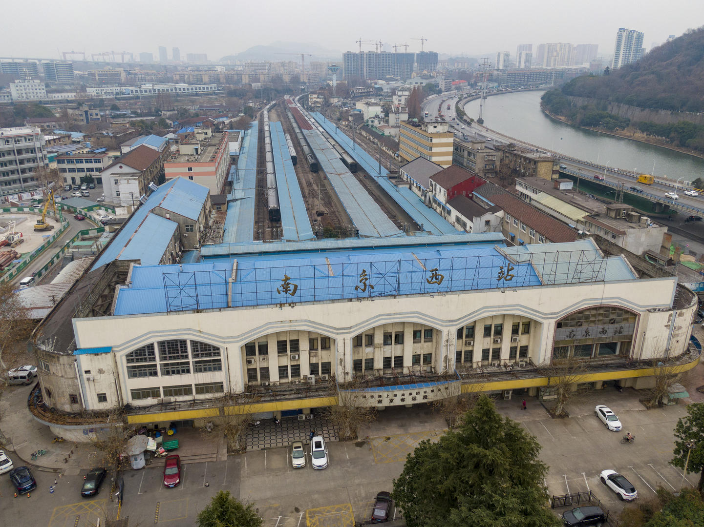 大学生跟随"网红打卡攻略"爬火车拍照被电击伤,专家