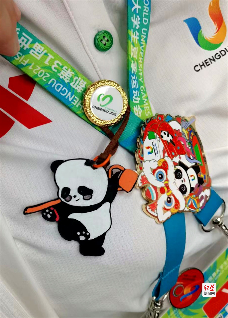 成都大运会互换徽章成潮流 志愿者自制徽章受"热捧"