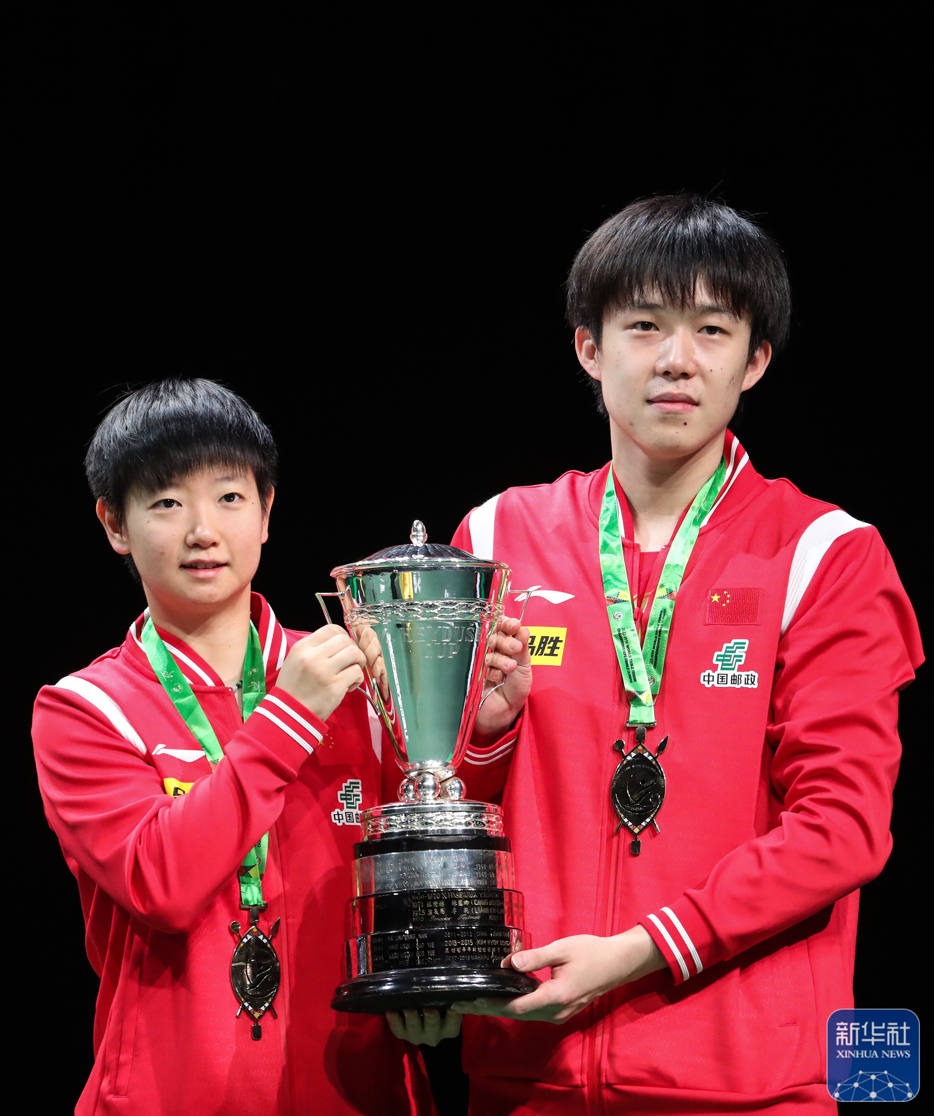 世乒赛:王楚钦/孙颖莎捧起混双奖杯