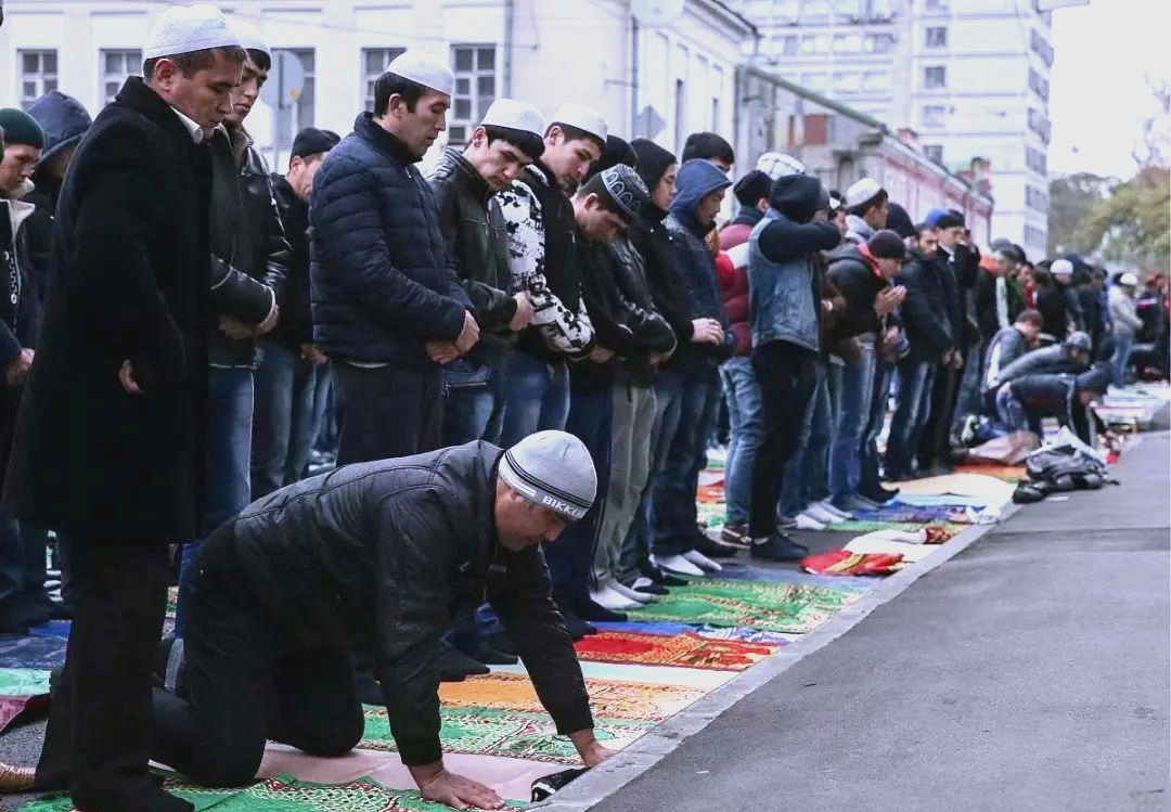 古尔邦节是一个庄重而热烈的节日,各地都有着独特的庆祝方式和习俗
