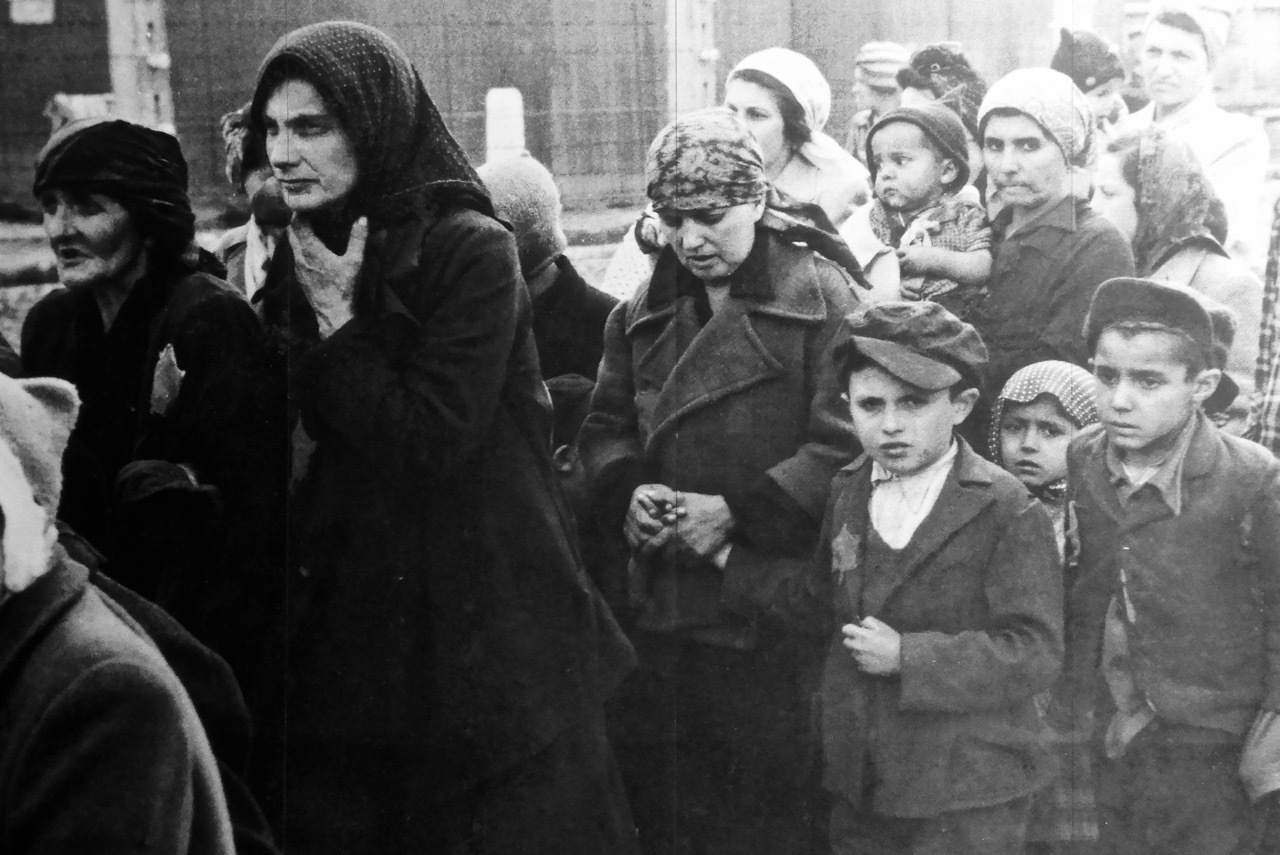 二战时,被德军抓获的犹太女人有多惨?穿衣服都是奢望