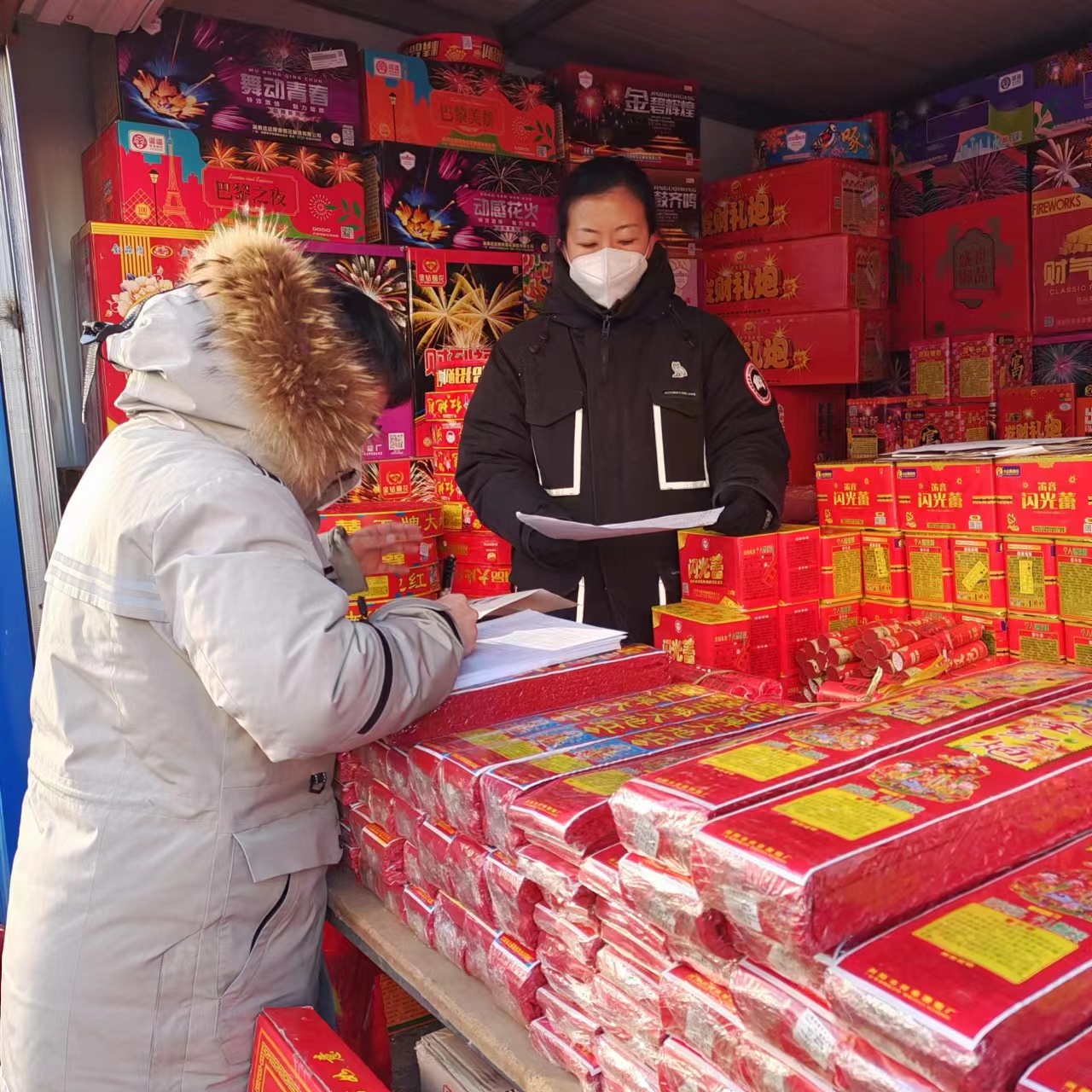 吉林省和龙市市场监管局开展春节前烟花爆竹市场专项检查