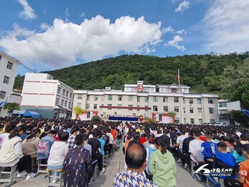 花坪民族中学举办秋季学期开学典礼