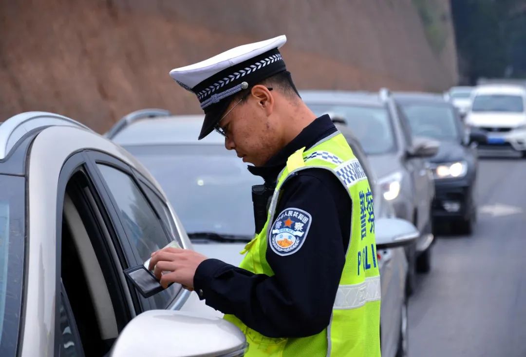 国庆假期第三天 渭南公安交警雨中坚守全力护航