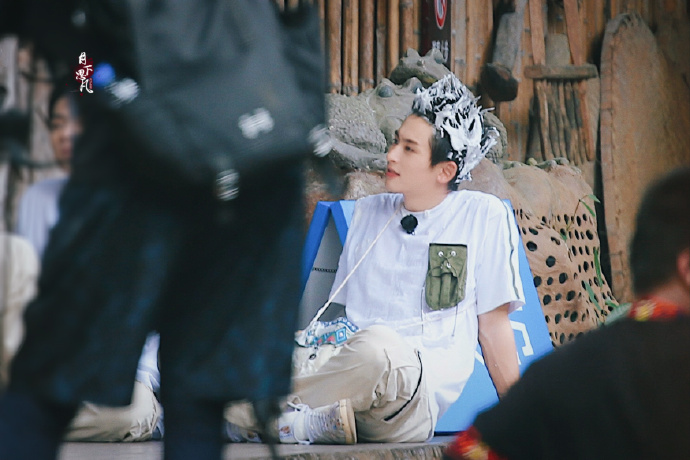 张哲瀚现身三亚录制《奔跑吧》满头泡沫仿佛被迫洗澡的小花猫