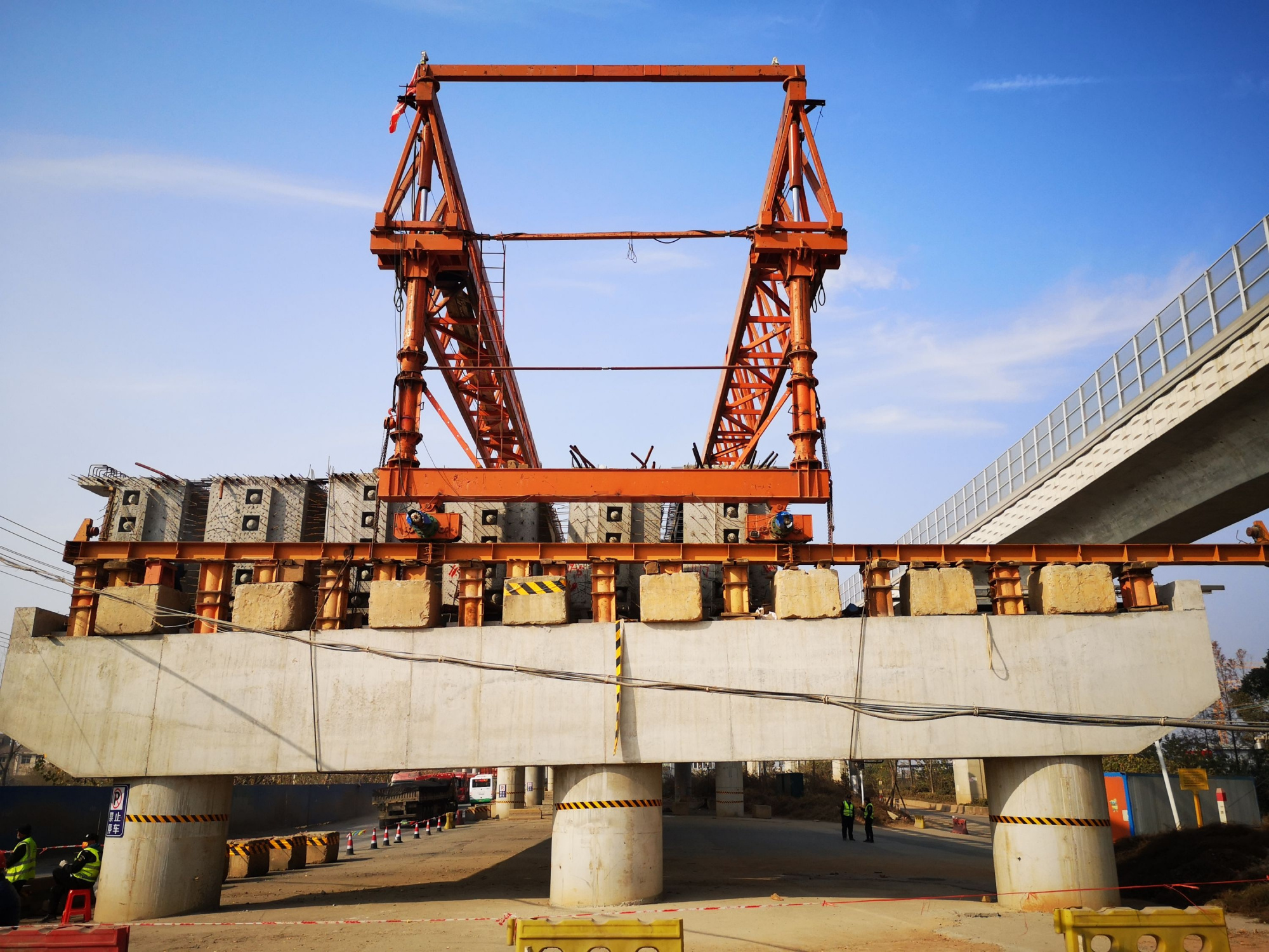 武汉汉施公路特大桥左幅50米t型梁全部架设完成