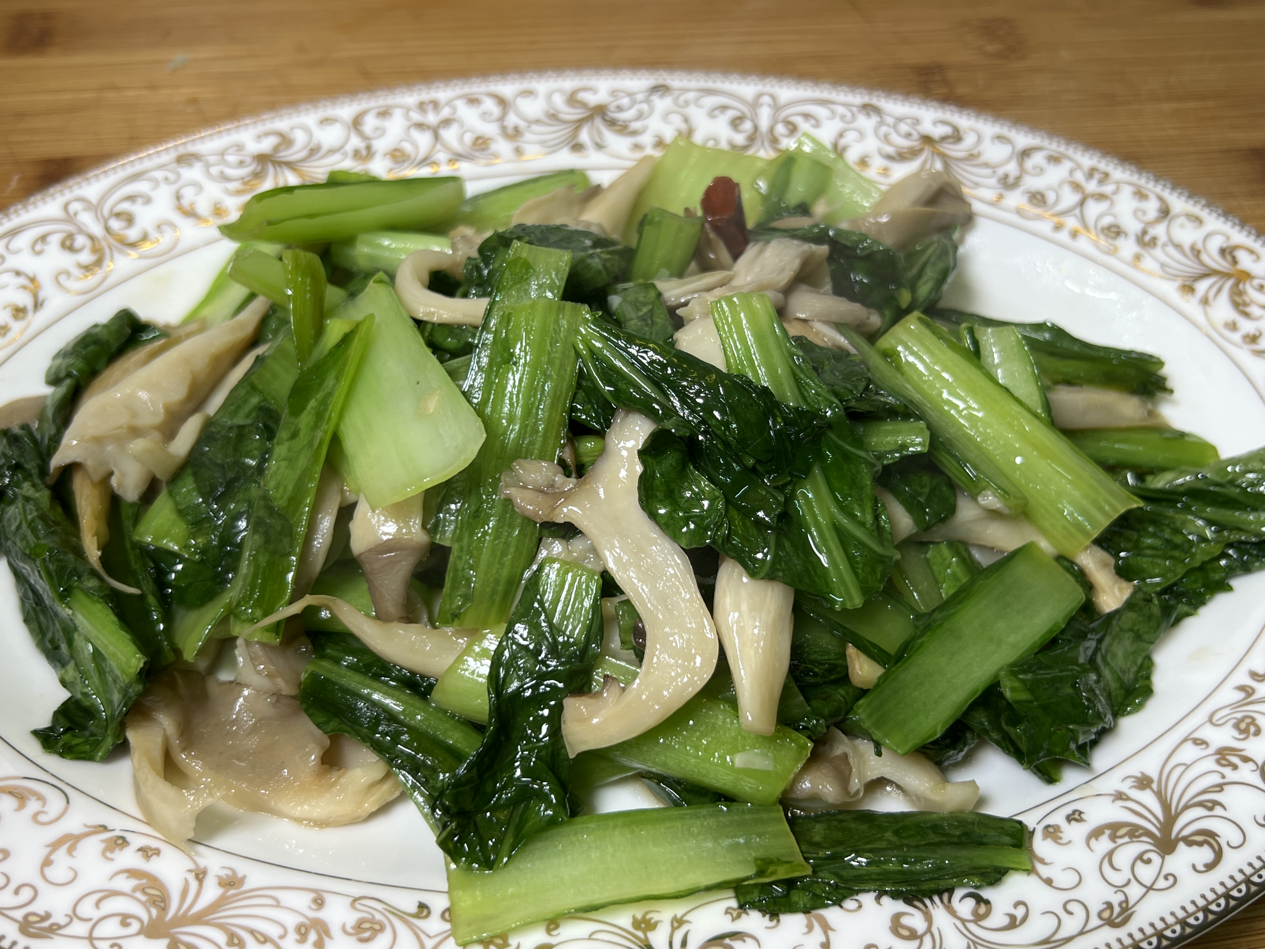 平菇小白菜在家这样炒,平菇咸香入味,小白菜翠绿爽口,简单好吃