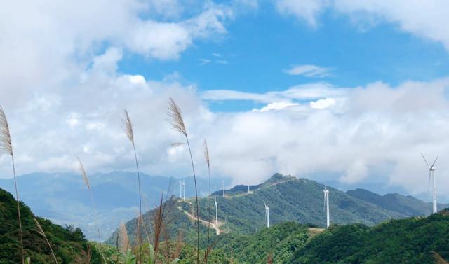 华玉文旅中国0016:罗定市龙湾风车山云海壮丽,与瀑布风景区也近