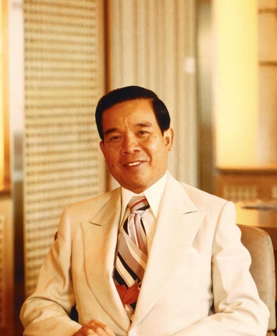 许家印,中国房地产行业的重要人物,以其创业故事和背后的支持者们引起