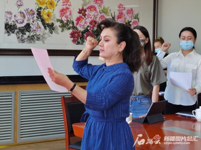 新疆召开文艺工作者职业道德和行风建设工作座谈会