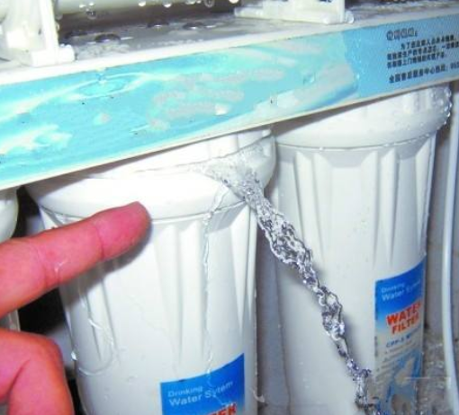 家中净水器居然漏水!还不快来看看是哪些原因造成的!