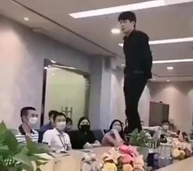 开会站桌子,下跪喊爹才肯收徒?"燕窝事件"揭开了辛巴的遮羞布